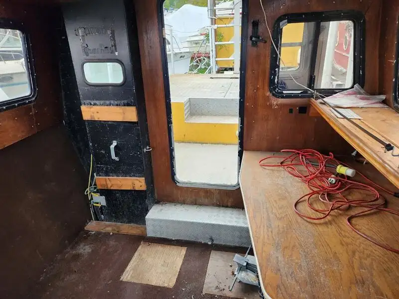 வேலை செய்யும் படகுகள் விற்பனைக்கு