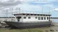 தங்கும் படகு விற்பனைக்கு