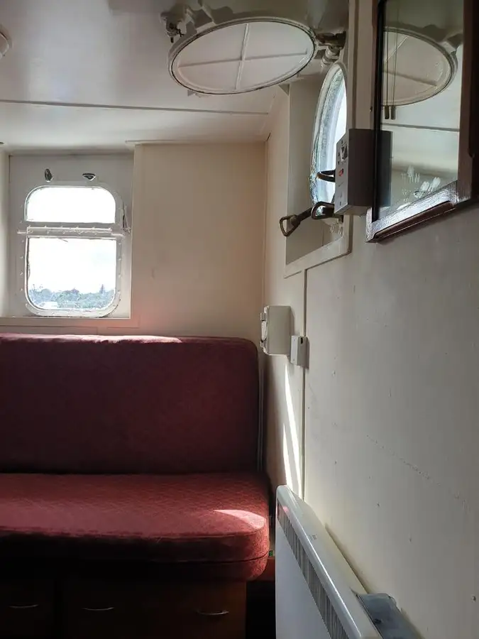 வேலை செய்யும் படகுகள் விற்பனைக்கு