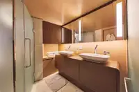 குரூஸ் கப்பல் விற்பனைக்கு