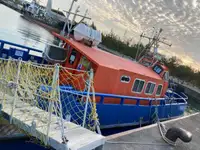 குழு படகு விற்பனைக்கு