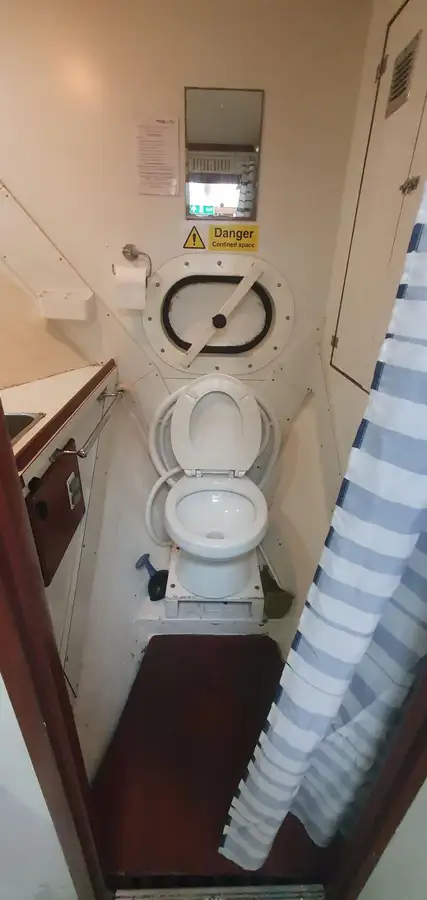 கண்டெய்னர் கப்பல் விற்பனைக்கு