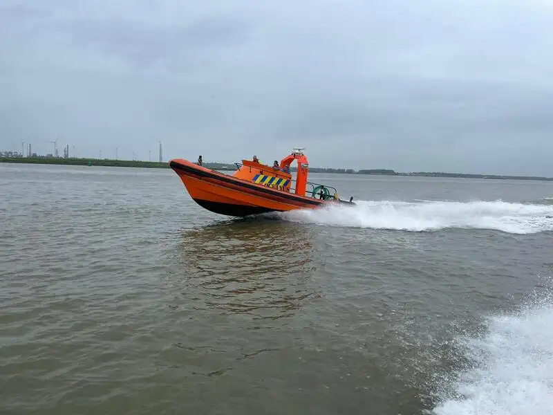 விறைப்பான காற்றினால் நிரப்பப்பட்ட படகு விற்பனைக்கு