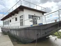 தங்கும் படகு விற்பனைக்கு