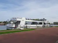 குரூஸ் கப்பல் விற்பனைக்கு